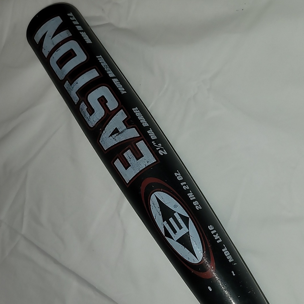 Easton Magnum Youth Baseball Bat MDL #LK16 28 Inch 21 Oz. 2 1/4 Inch Dia